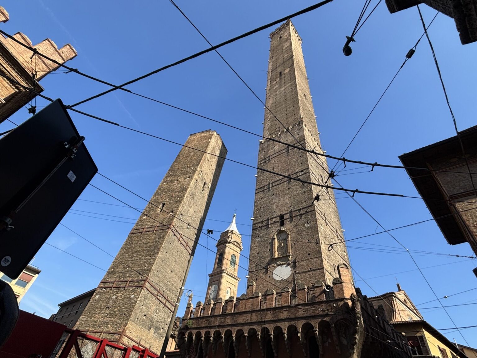 La torre della Garisenda “si muove”, l’Aser scrive al sindaco Lepore: “Chiarisca su possibili rischi ”