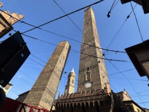 La torre della Garisenda “si muove”, l’Aser scrive al sindaco Lepore: “Chiarisca su possibili rischi ”