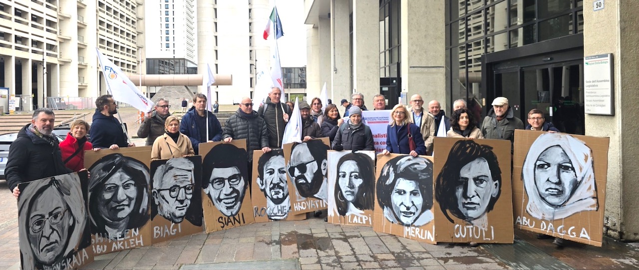 Sciopero giornalisti, presidio davanti alla Regione. E’ intervenuto anche il presidente de Pascale